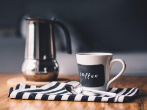 夜勤明けにコーヒーを飲むと眠れない理由は？