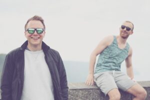 工場勤務の男性が夜勤連勤後にサングラスを通勤で使う方法は？