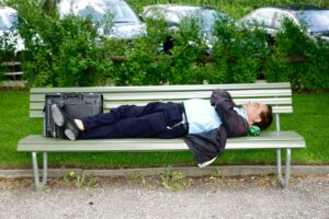 ライン作業をする男性が夜勤明けに睡眠外来を利用する際の費用相場とコツは？