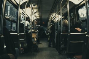 工場の夜勤明けに電車通勤で眠気を解消する対策は？