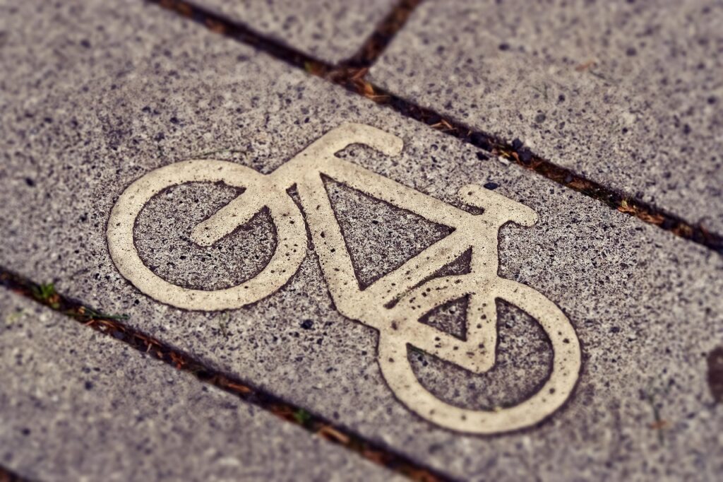工場勤務の男性が夜勤終了後に自転車通勤する際の安全対策は？