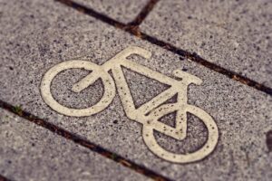 工場勤務の男性が夜勤終了後に自転車通勤する際の安全対策は？